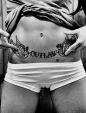 lun-des-nombreux-black-and-white-girl-lower-ab-tattoo