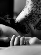 lun-des-nombreux-black-and-white-girl-on-bed